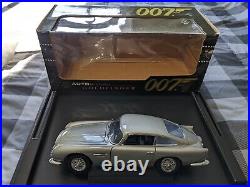 AUTOArt Aston Martin DB5 Diecast Car, 1/18 Scale James Bond 007 Goldfinger