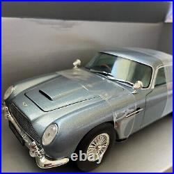 Chrono 1/18 1963 Aston Martin DB5 Ice Blue Metallic Die-cast James Bond Car