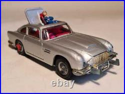 Corgi Toys James Bond Aston Martin 60er Jahre silbermetallic Reifenschlitzer uvm