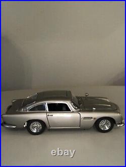 Danbury Mint 1964 James Bond 007 Aston Martin DB5 1/24 Diecast Scale
