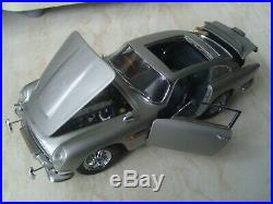 Danbury Mint Aston Martin DB5 James Bond 007 diecast model car with display case