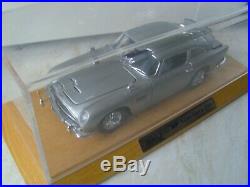 Danbury Mint Aston Martin DB5 James Bond 007 diecast model car with display case