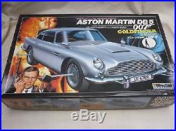 Doyusha Un-made plastic kit of a James Bond's Aston Martin DB5, with figures